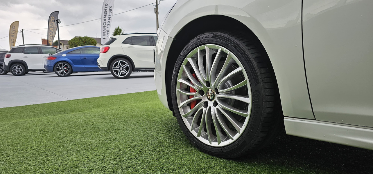 Foto da capa de Meio Alto Automóveis